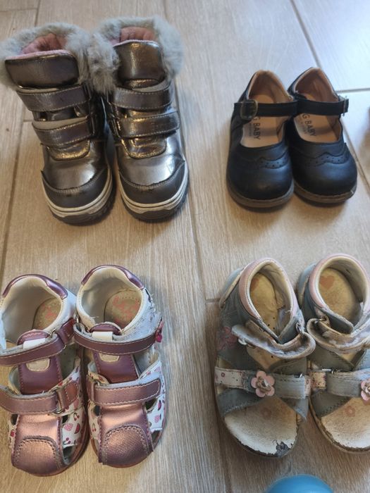 Взуття на дівчинку  туфельки босоножки кроси чоботи угги ботінки