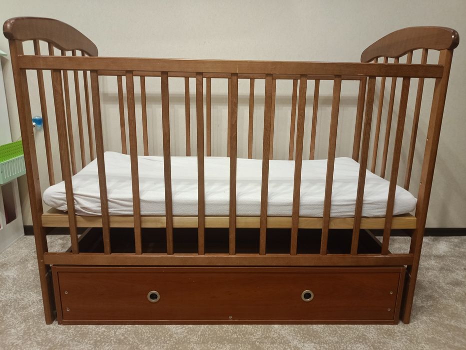 Ліжко дитяче  б/у з матрацом+наматрацник