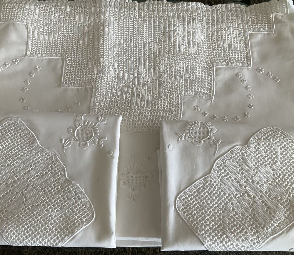 Lençol bordado com renda e 2 fronhas