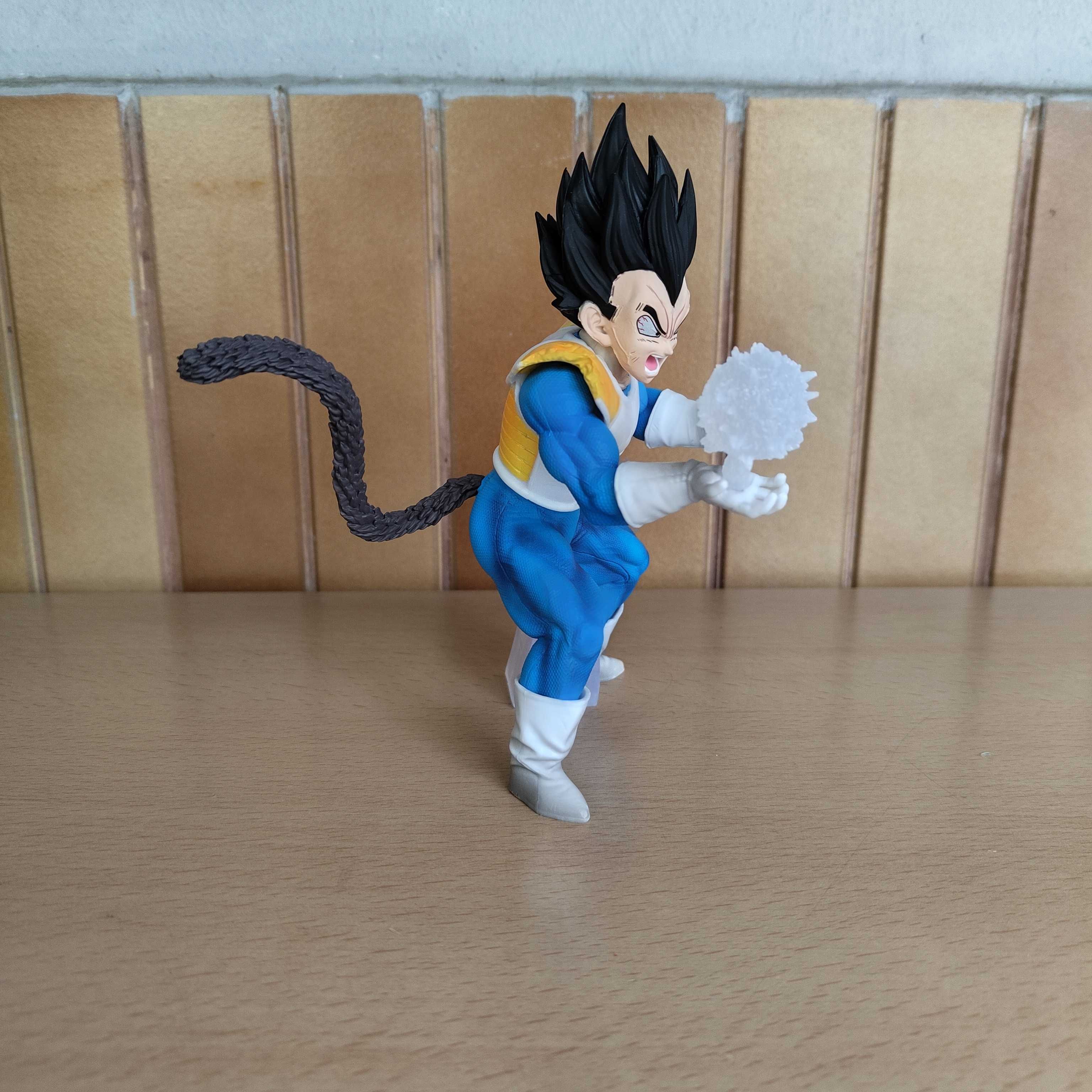 Figura Anime Dragon Ball Vegeta Lua 17cm
