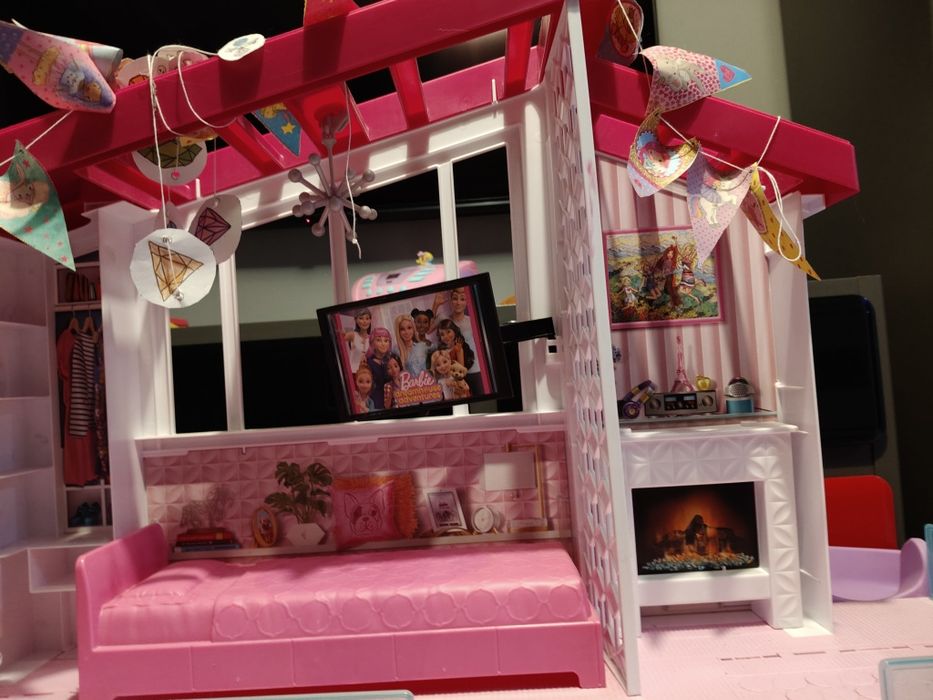 Duży Domek Barbie z zjeżdżalnią 
Z zjeżdżalnia
Ten