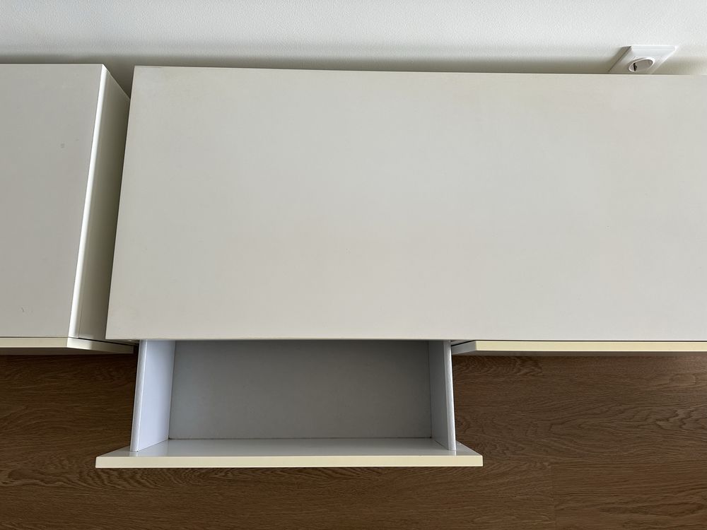 Movel branco de sala. 2 modulos