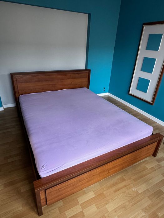 Łóżko z materacem