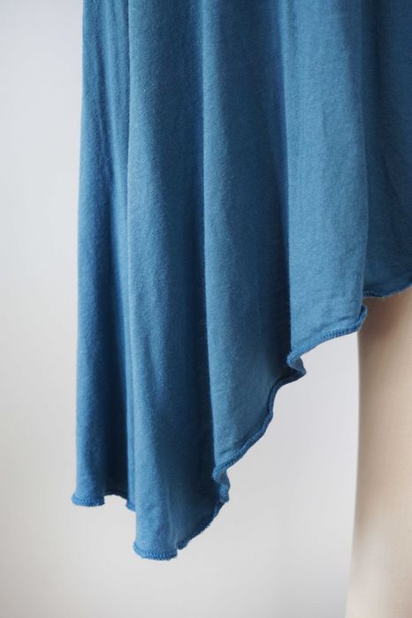 Dopasowana spódnica letnia midi wiskoza do kolana niebieska