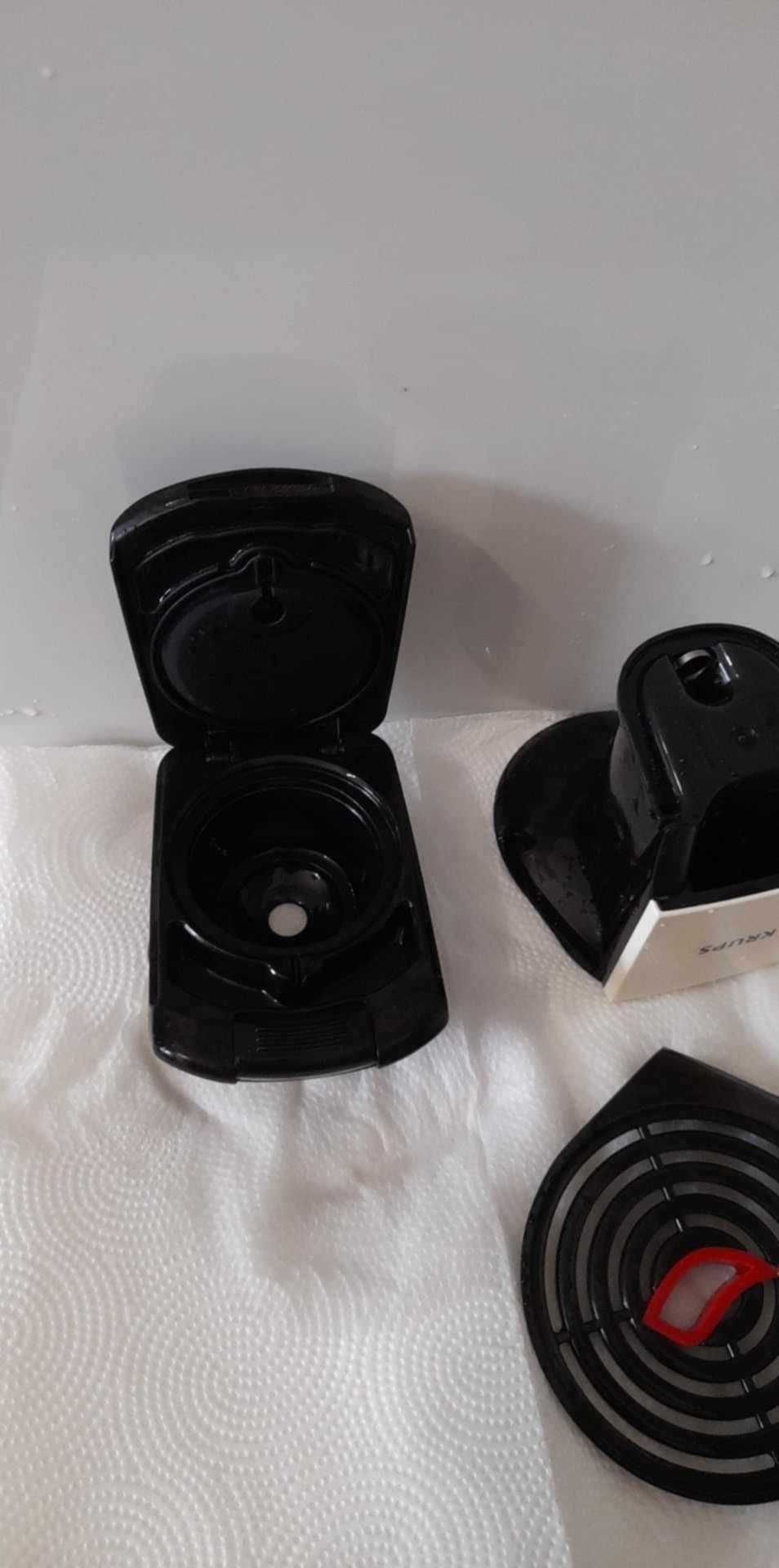 Ekspres kapsułkowy Dolce Gusto plus stojak do oryginalnych kapsułek.