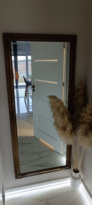 Lustro w złotej ramie