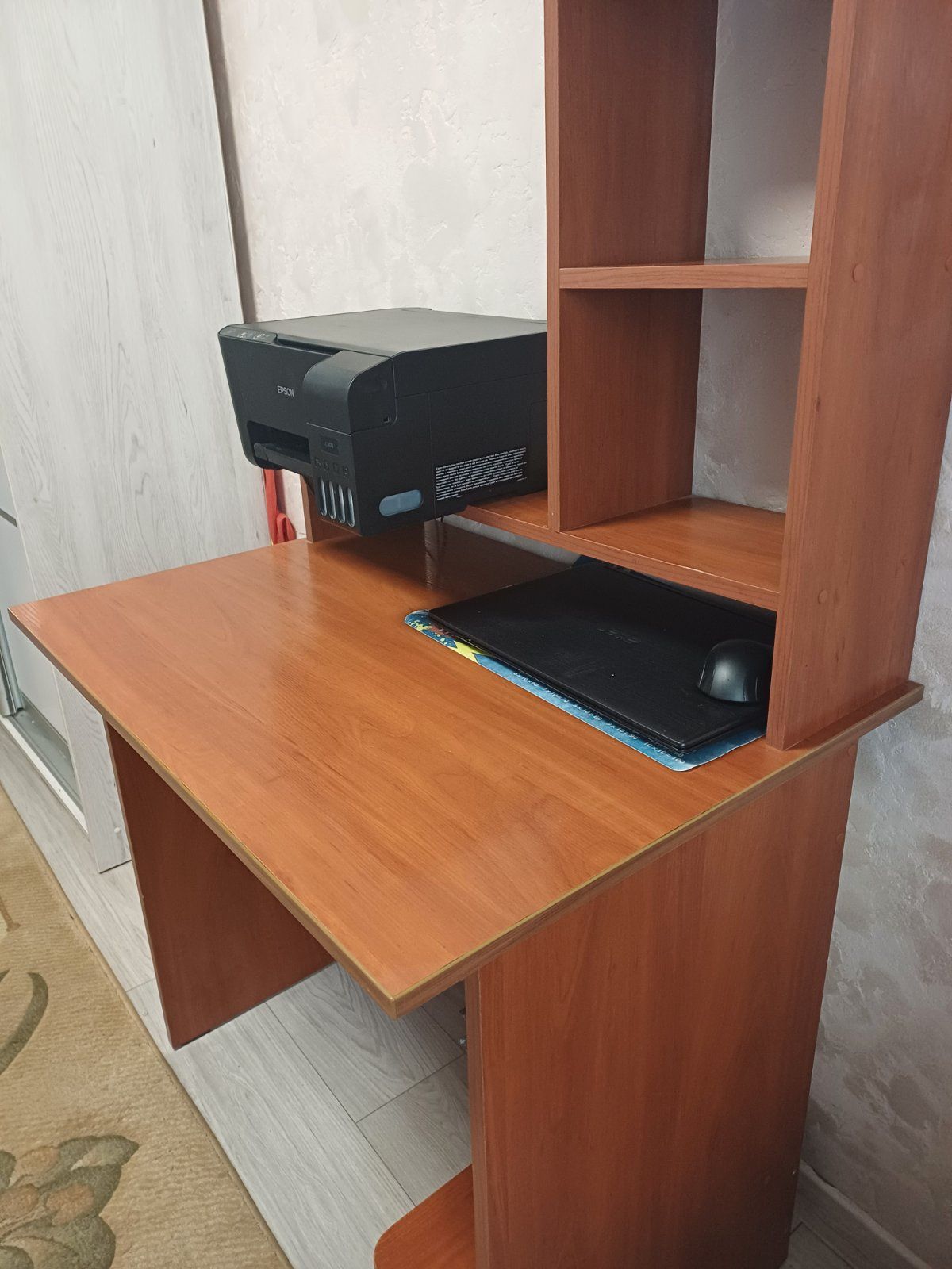 Комп'ютерний стіл