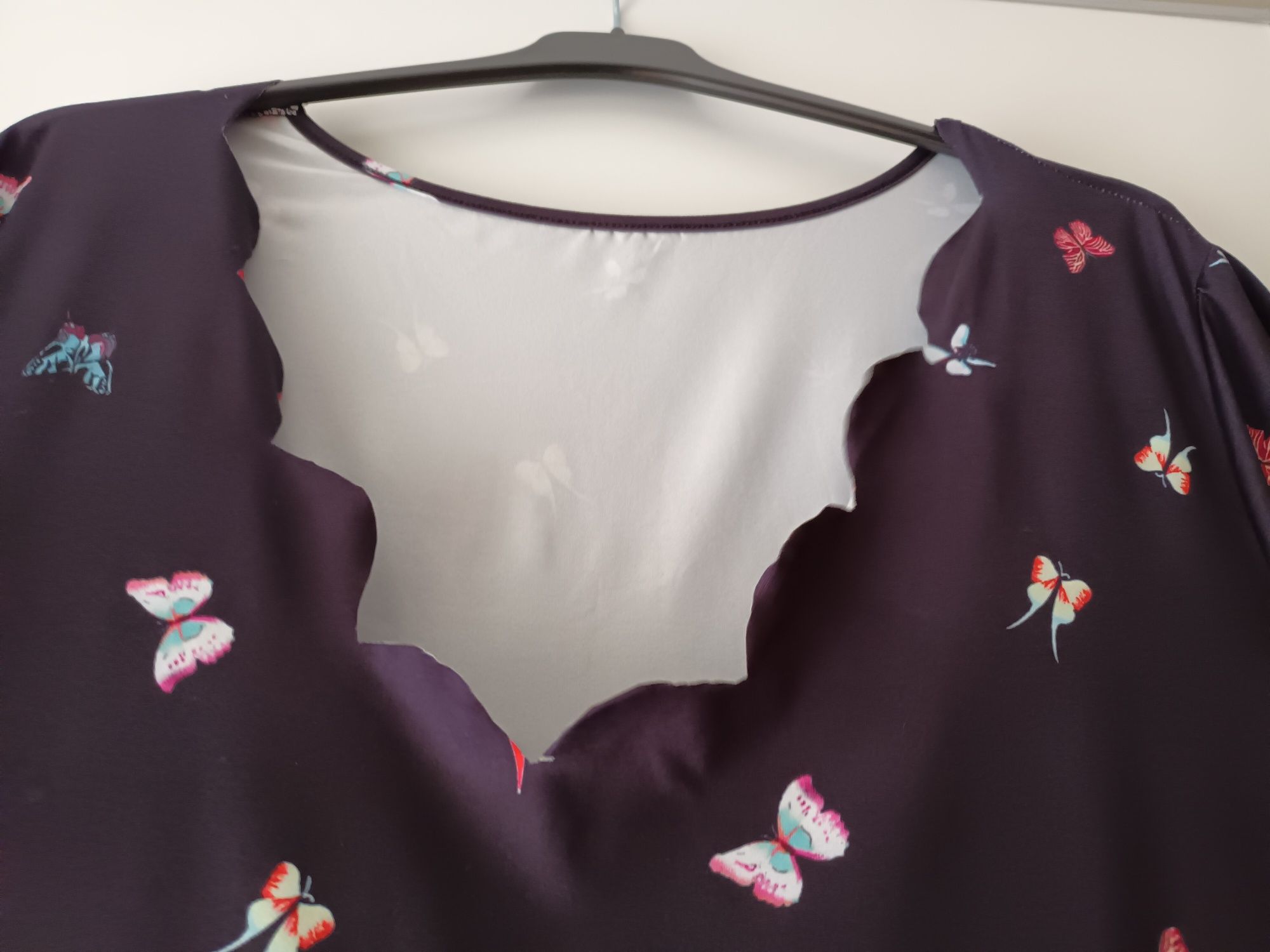 Vestido azul escuro com borboletas