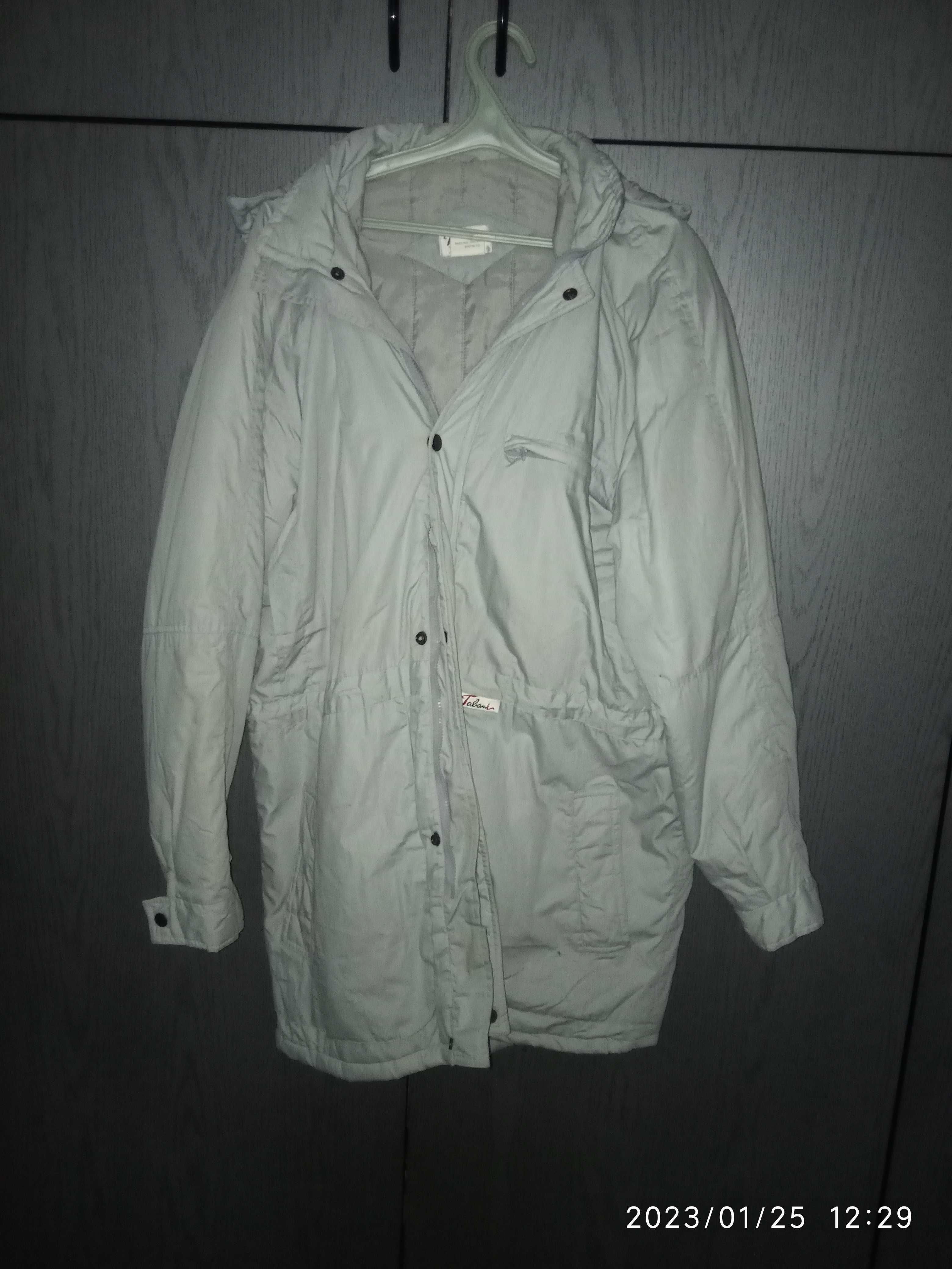 Куртка розмір 48-52 з копюшоном.