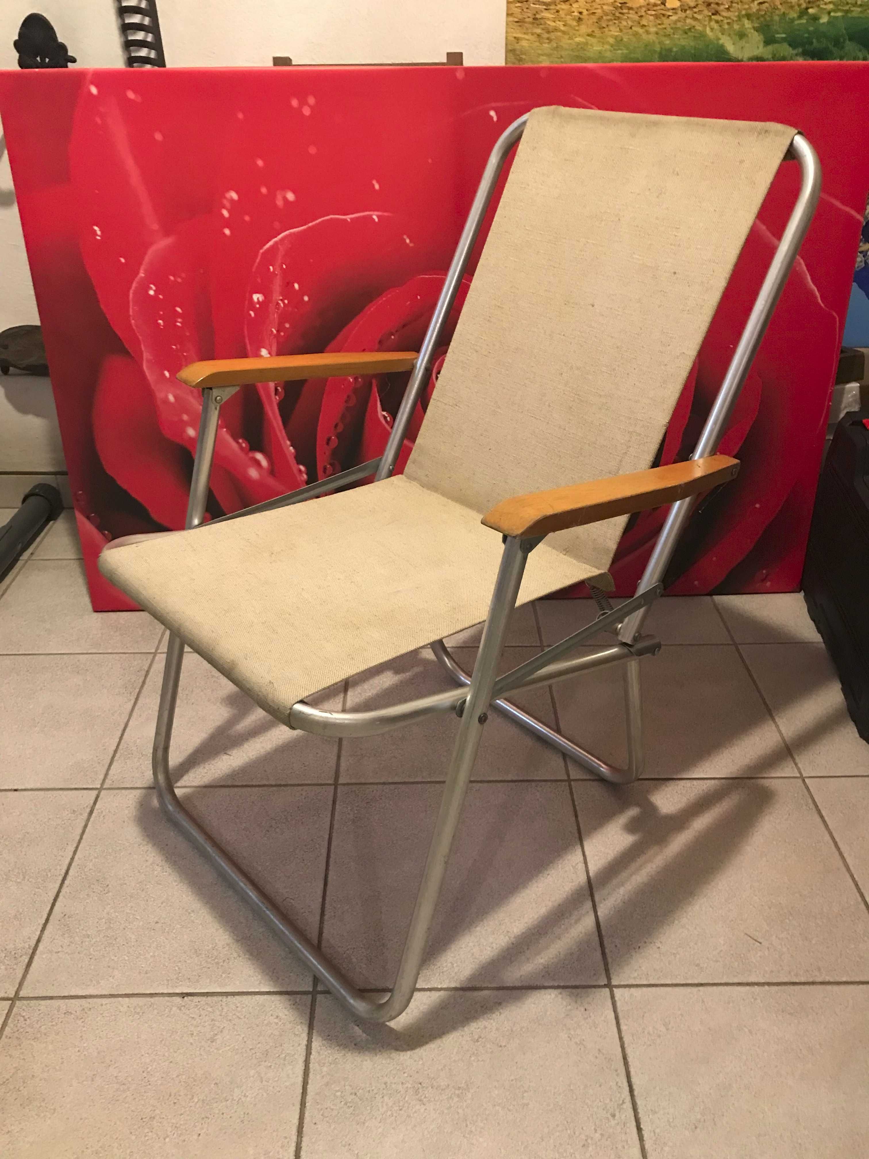 Turystyczne rozkładane łóżko polowe. Składane