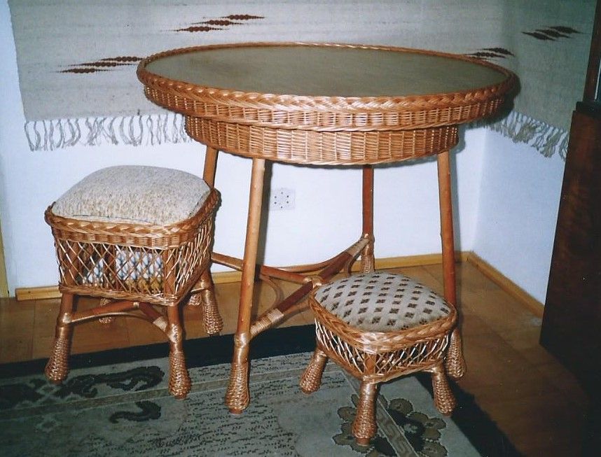 wiklinowy taboret tapicerowany