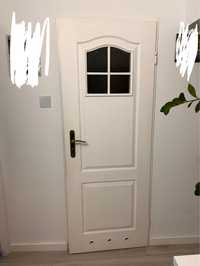 Używane białe drzwi łazienkowe