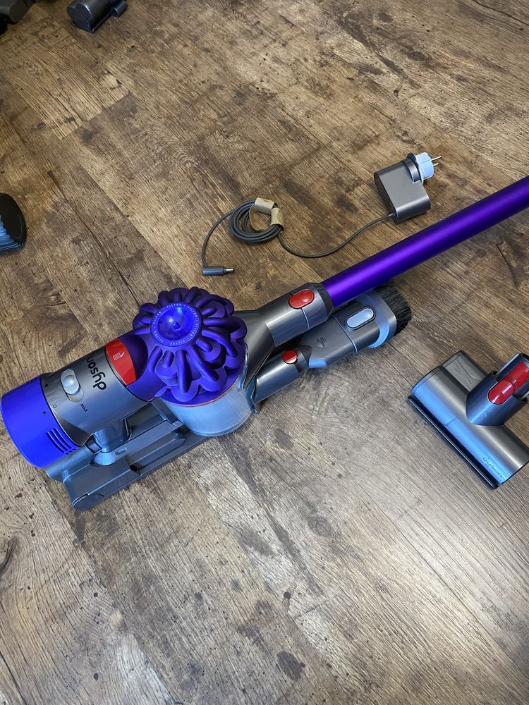 Аккумуляторный пылесос Dyson V8 total clean England