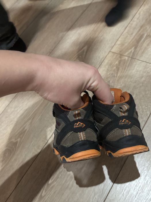 Подарую курточку,черевички і шарфік