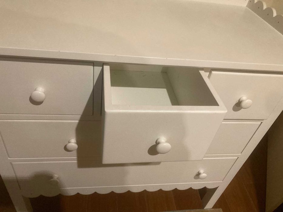 Cómoda de quarto- linda ! 99cm (comp) 48.5cm (prof) 90.5cm (altura)