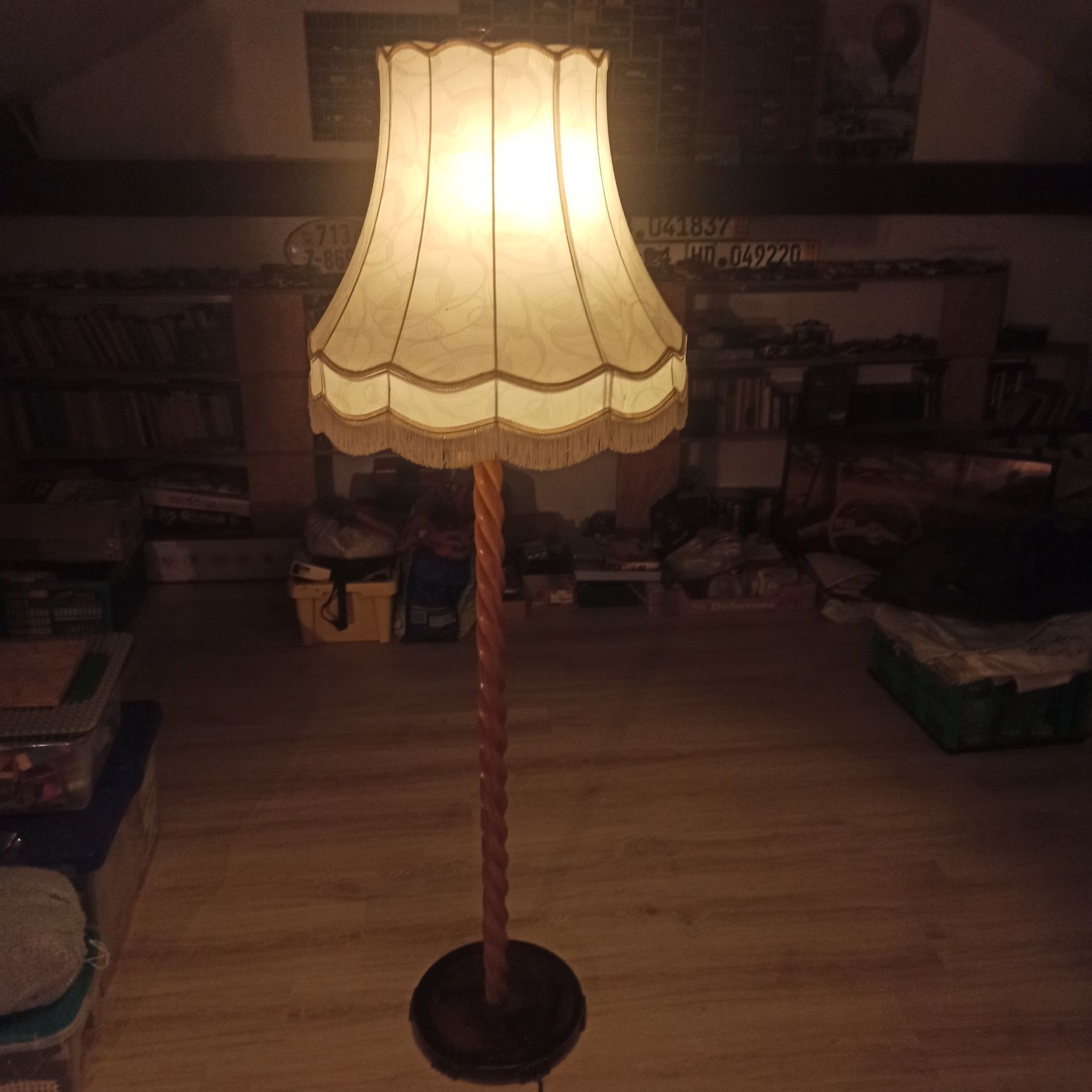 Lampa stojąca szkło drewno