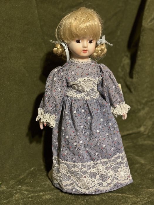 Лялька порцелянова