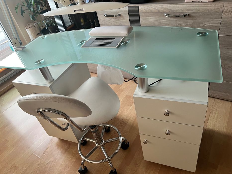 Stół do manicure z lampą i krzesłem kosmetycznym