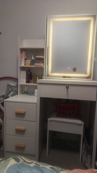 Toaletka z lustrem i LED