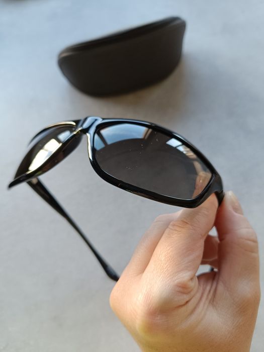 Óculos de sol pretos da Empório Armani