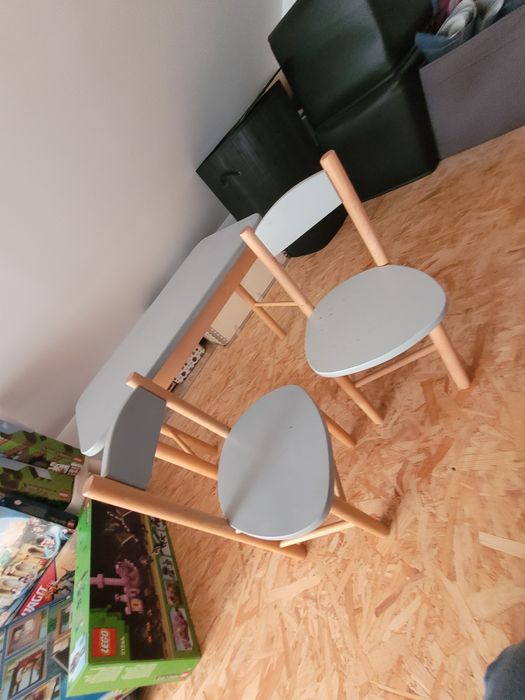 Drewniany stolik z krzesłami dla dzieci