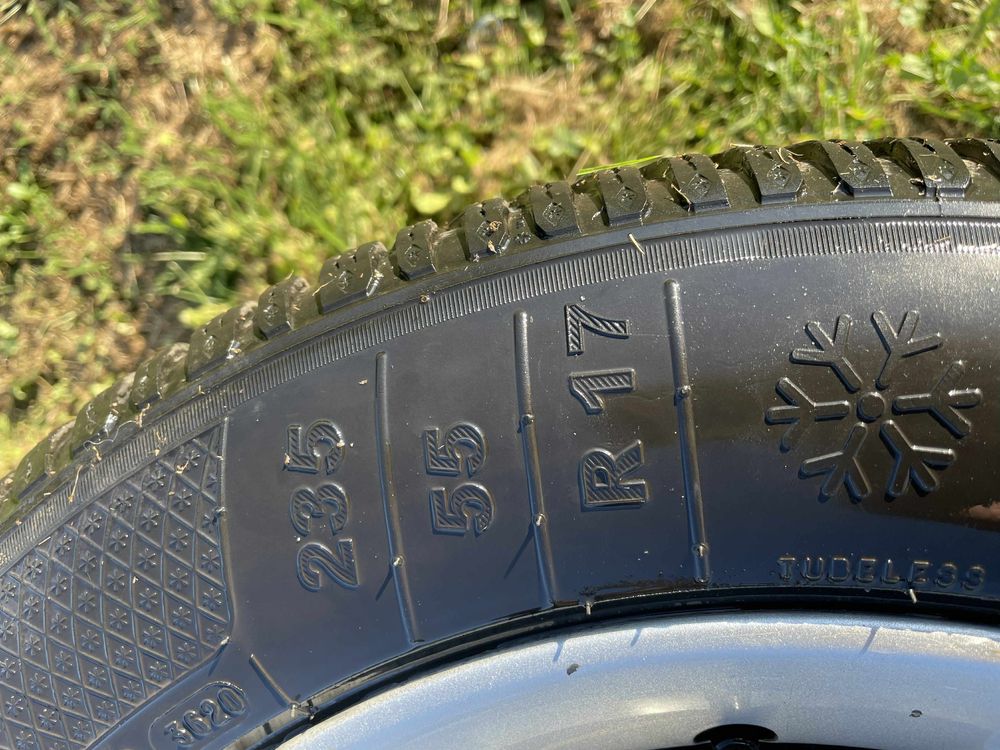 Komplet opon zimowych Kleber Krisalp HP3 z alufelgami 235/55 R17 103V