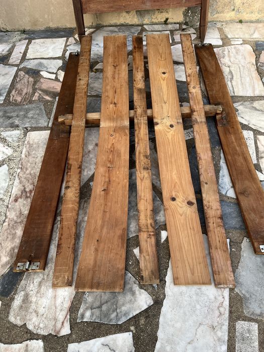 Cama solteiro em madeira maciça para restauro