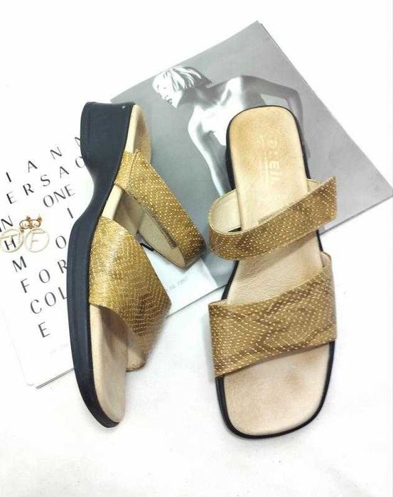 Кожаные бежевые шлепанцы босоножки на липучке принт под змею