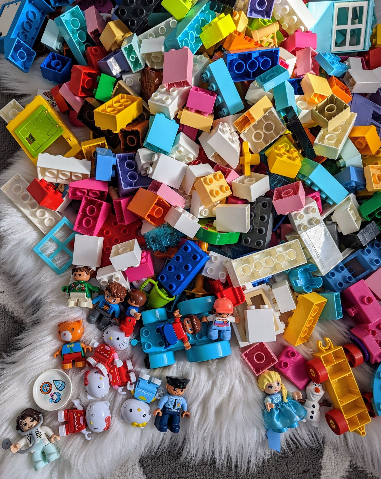 Mega zestaw klocków LEGO Duplo i Hello Kity, 400 elementów