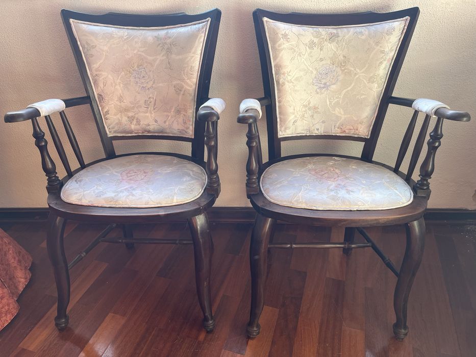 2 cadeiras muito elegantes