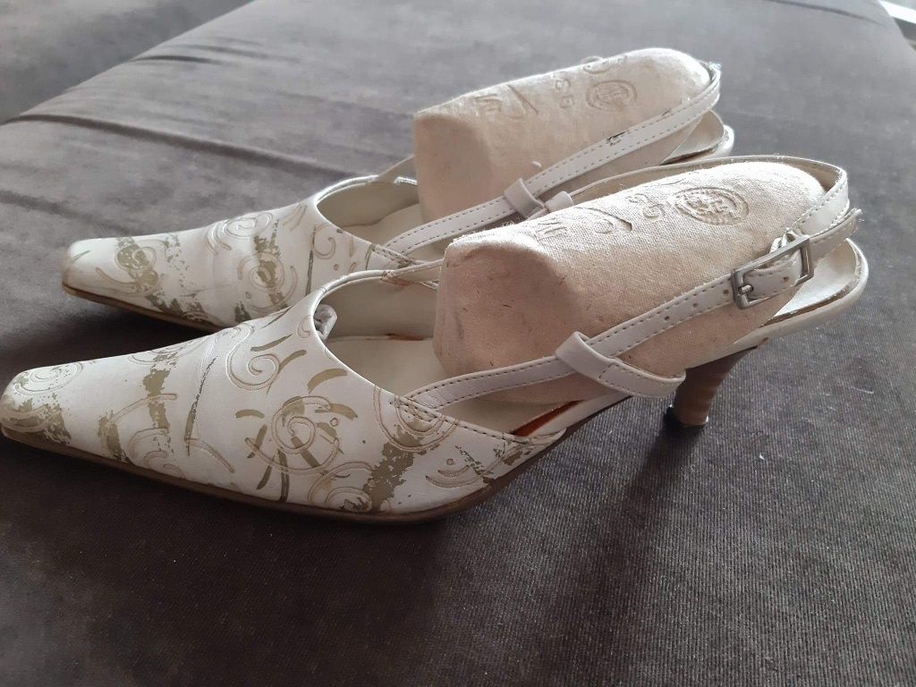 Buty na obcasie, materiałowe, beżowe