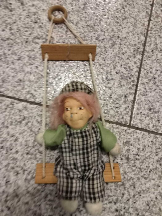 Boneco Menino no baloiço