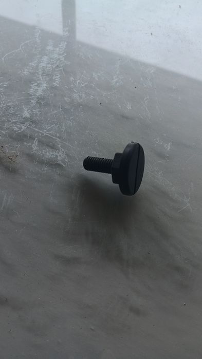 Pés de plástico reguláveis