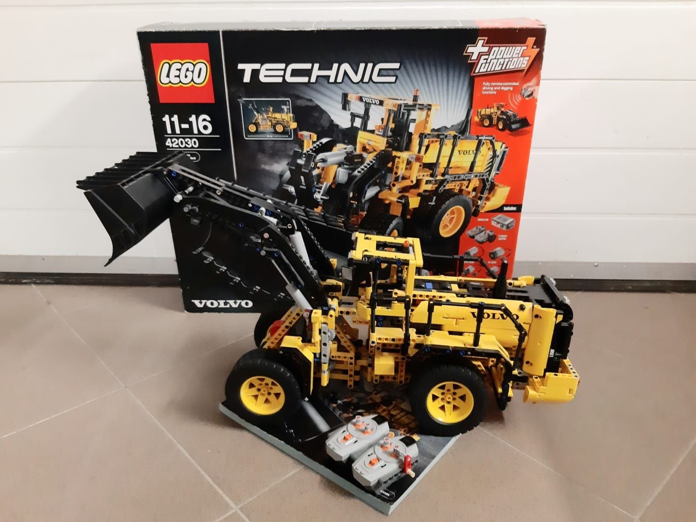 Lego Technic 42030 ogromna kopara, piloty