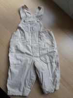 Beżowe spodnie na szelkach ogrodniczki H&M dla chłopca rozmiar 62