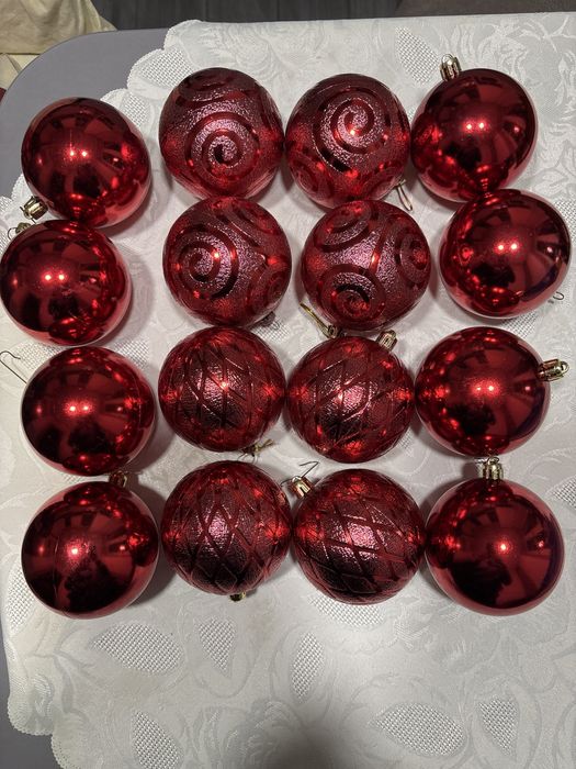 Набір кулі шари новорічні червоні на ялинку