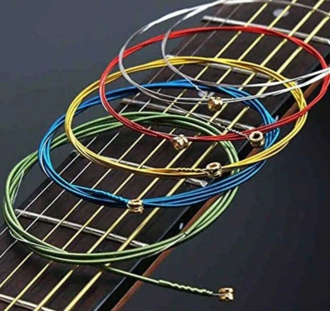 Різнокольорові струни для гітари.