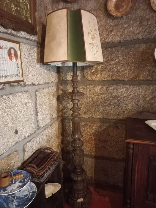 Candeeiro de pé em madeira