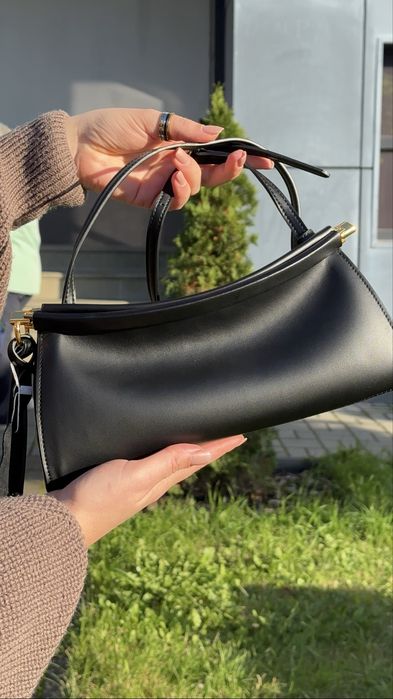 Чорна шкіряна сумка
