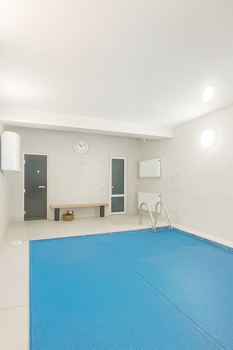 Просторий цегляний будинок із садом, басейном та SPA-зоною