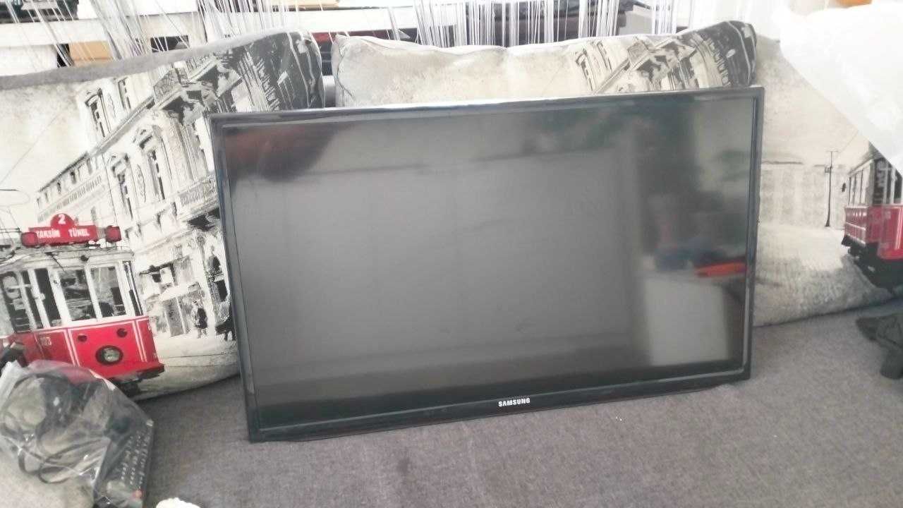 Телевизор Samsung UE32EH5037K + медиаплеер XIAOMI Smart TV ВОХ 4К б/у