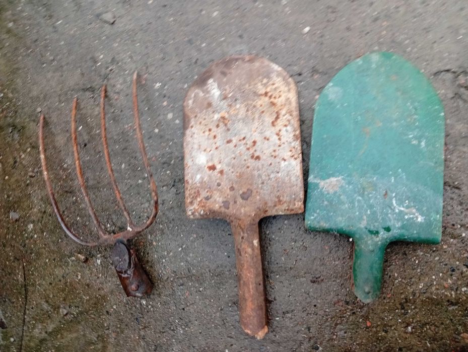 лопати,   вила  .