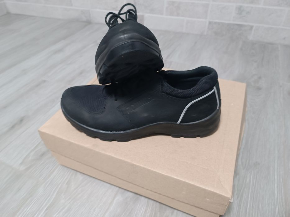 Кросівки поліція