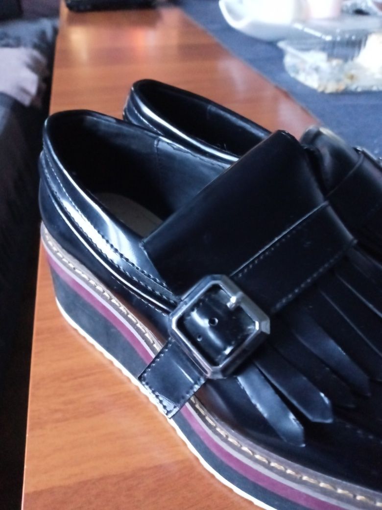 Buty wsuwane cale 36 czarno bordo Zara