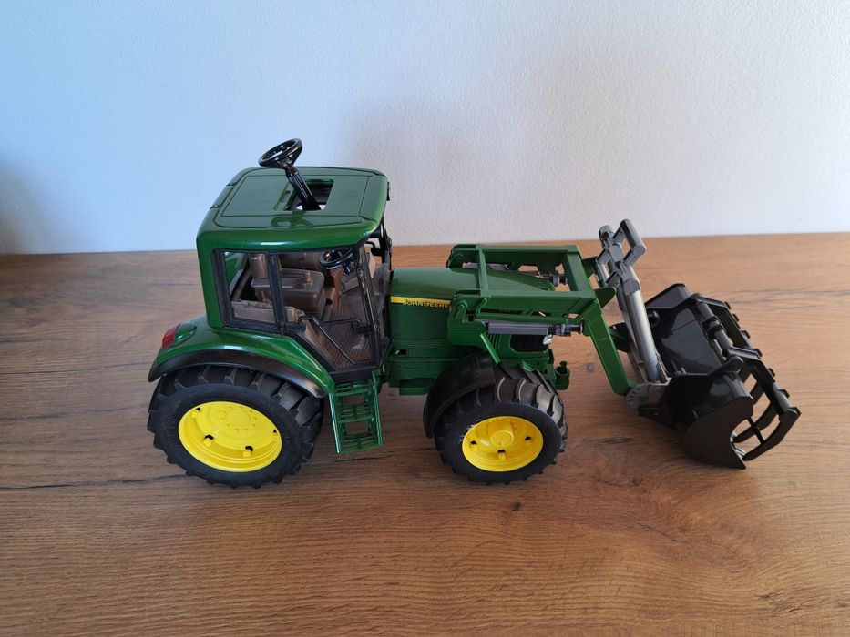 Traktor John Deere Bruder z ładowarką czołową