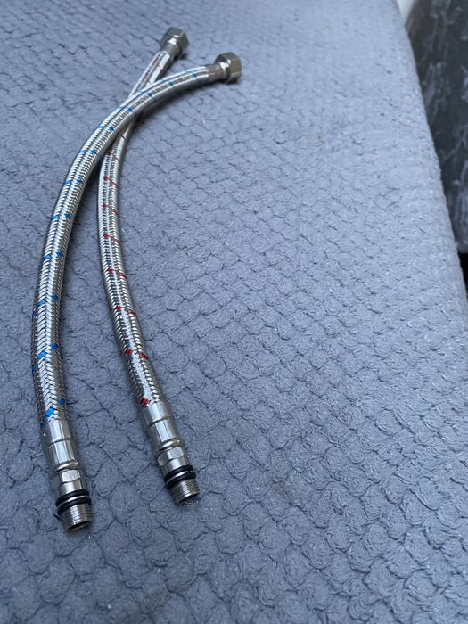 Sprzedam Dwa nowe wężyki przylaczeniowe do baterii o dlugosci 35 cm