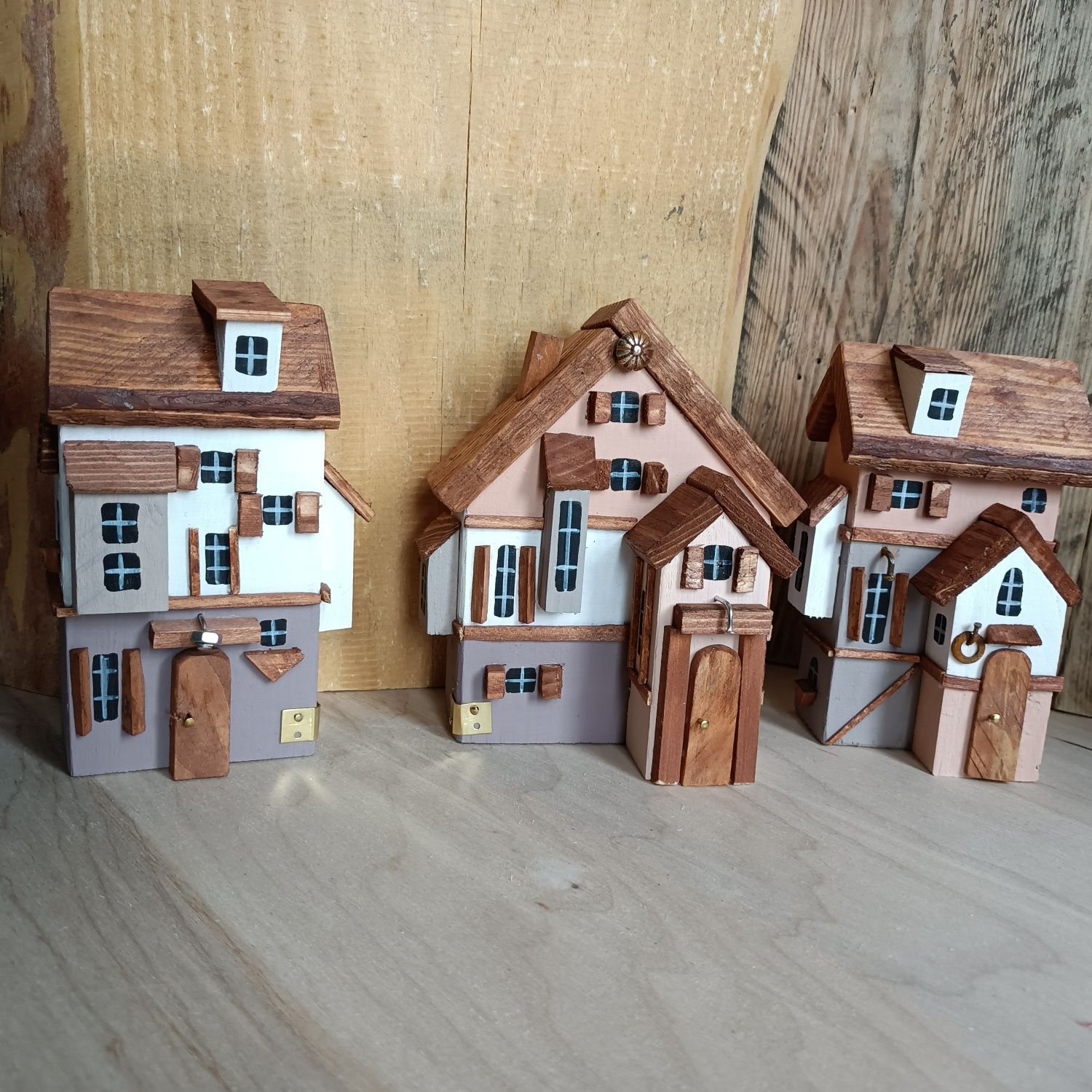 Domki drewniane na półkę hand made brąz beż