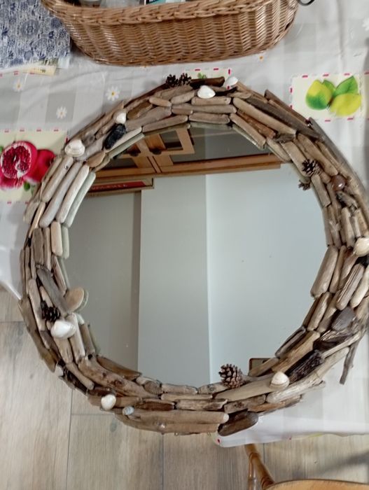 Okrągłe, drewniane lustro