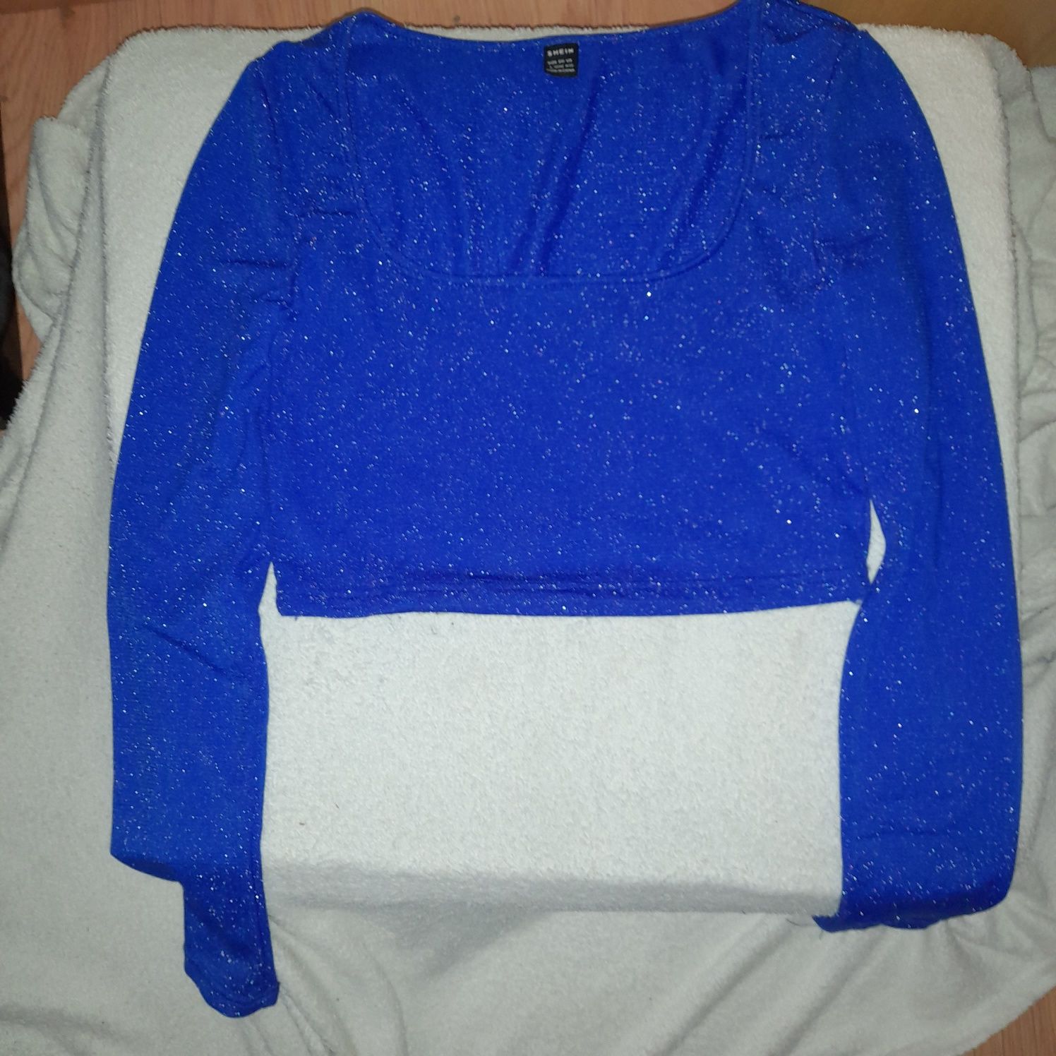 Top azul com brilhantes