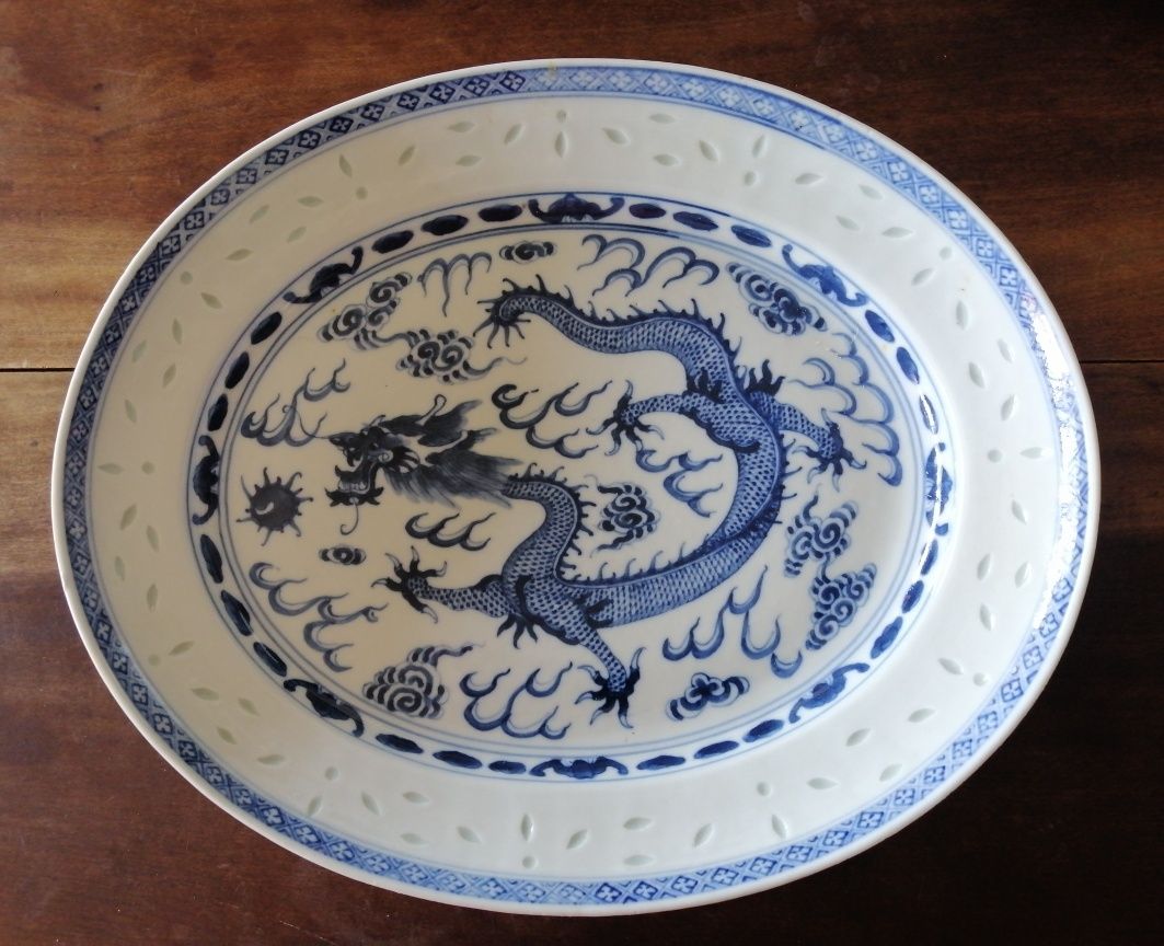 Prato oval antigo  de porcelana chinesa "dragão"